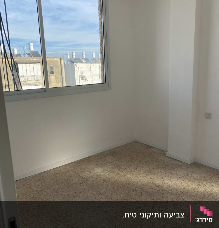 חדר ריק עם קירות צבועים ורצפת טרצו